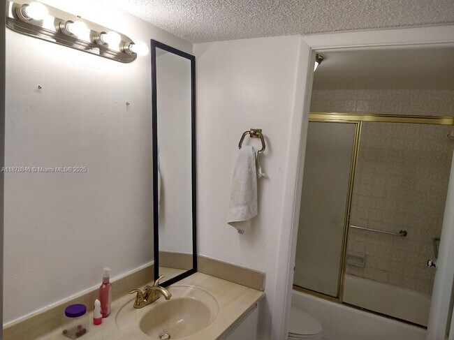 Building Photo - 6039 Collins Ave