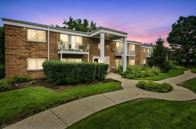 Building Photo - 543 Burlington Ave