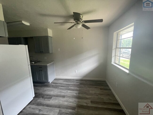 Building Photo - 1502 NW Kingsbury Ave