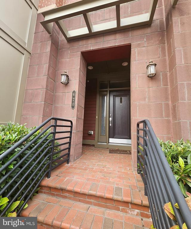 Building Photo - 620 E Howell Ave