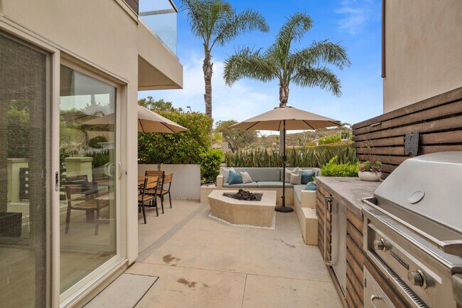 Building Photo - Contemporary luxury in a prime beachside l...