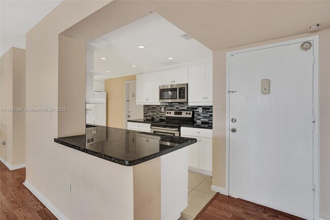 Building Photo - 1833 S Ocean Dr