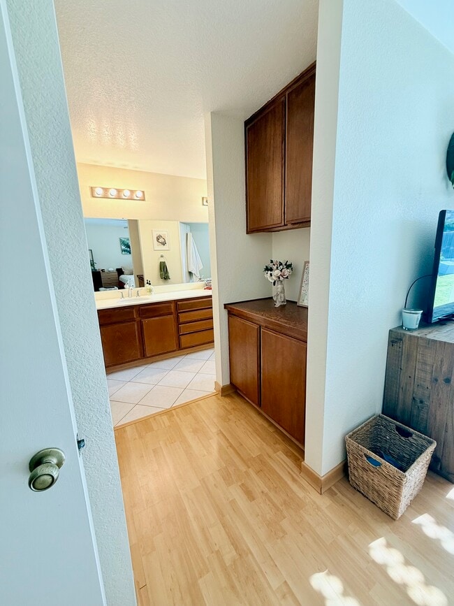 Building Photo - 13940 Barrymore St