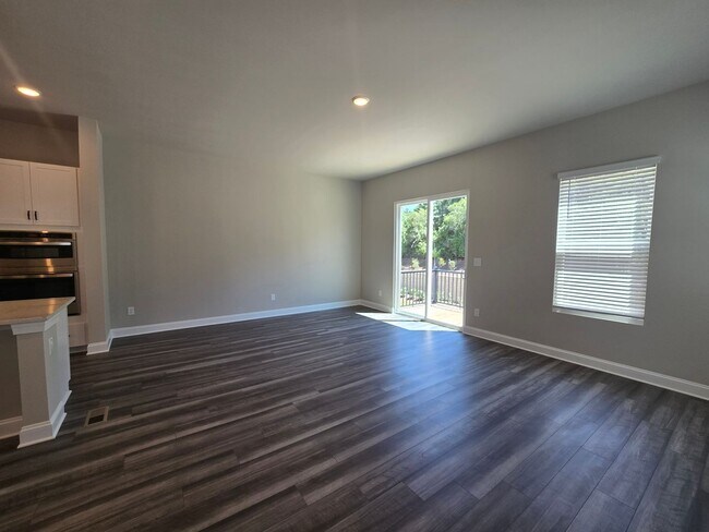 Building Photo - Modern Urban Elegance Meets Functionality