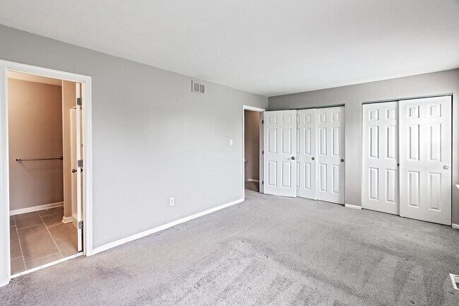 Building Photo - 2 bedroom, 2.5 bathroom townhome in Newark