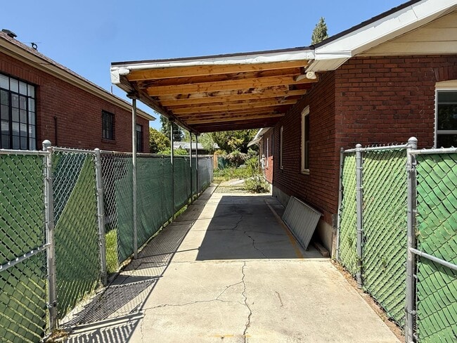 Building Photo - Two bedroom one bath brick charmer!