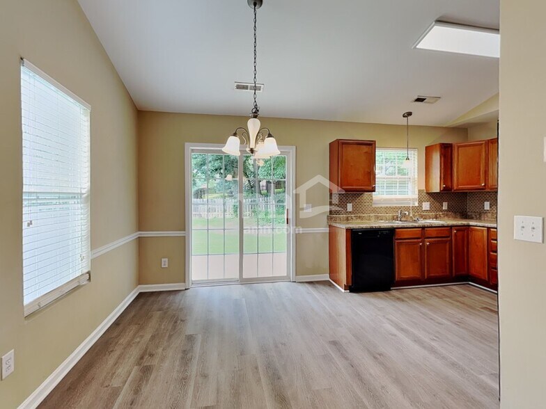 Building Photo - 1860 Oakhurst Park Ln