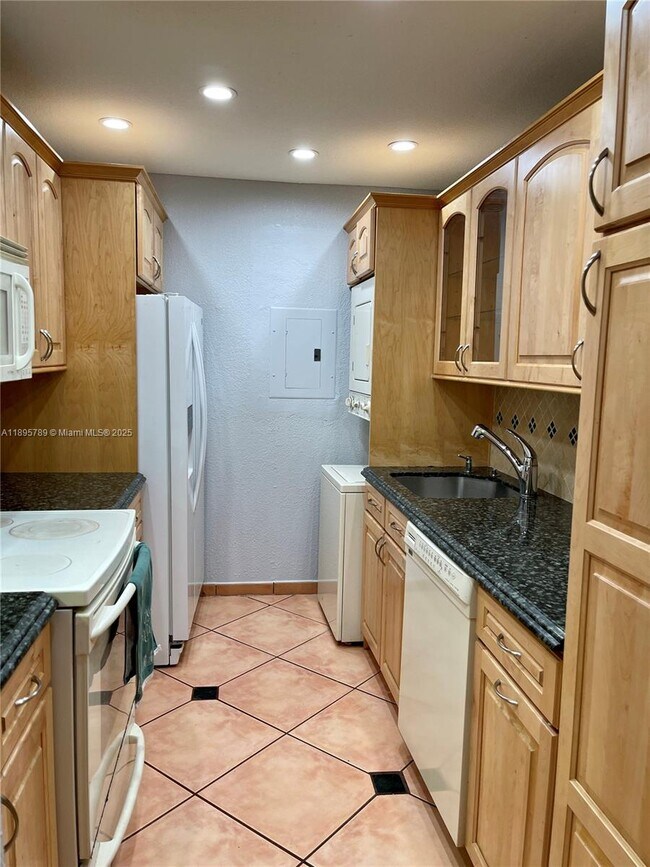 Building Photo - 9456 SW 77th Ave