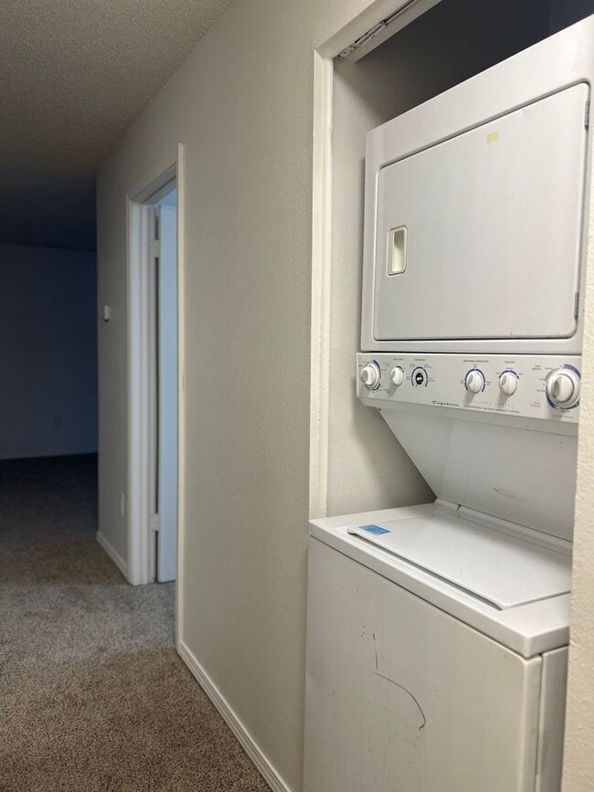 Building Photo - Woodridge 228 Unit 5