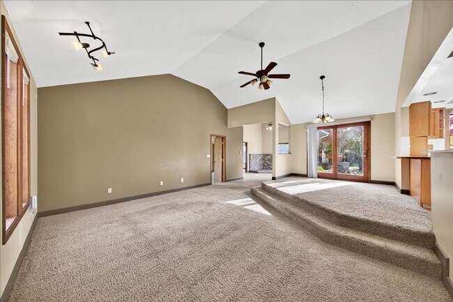 Building Photo - Spacious 4-Bedroom Home Minutes from Downt...