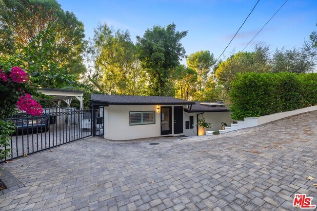 Building Photo - 16725 Oak View Dr