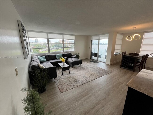 Building Photo - 1301 NE Miami Gardens Dr