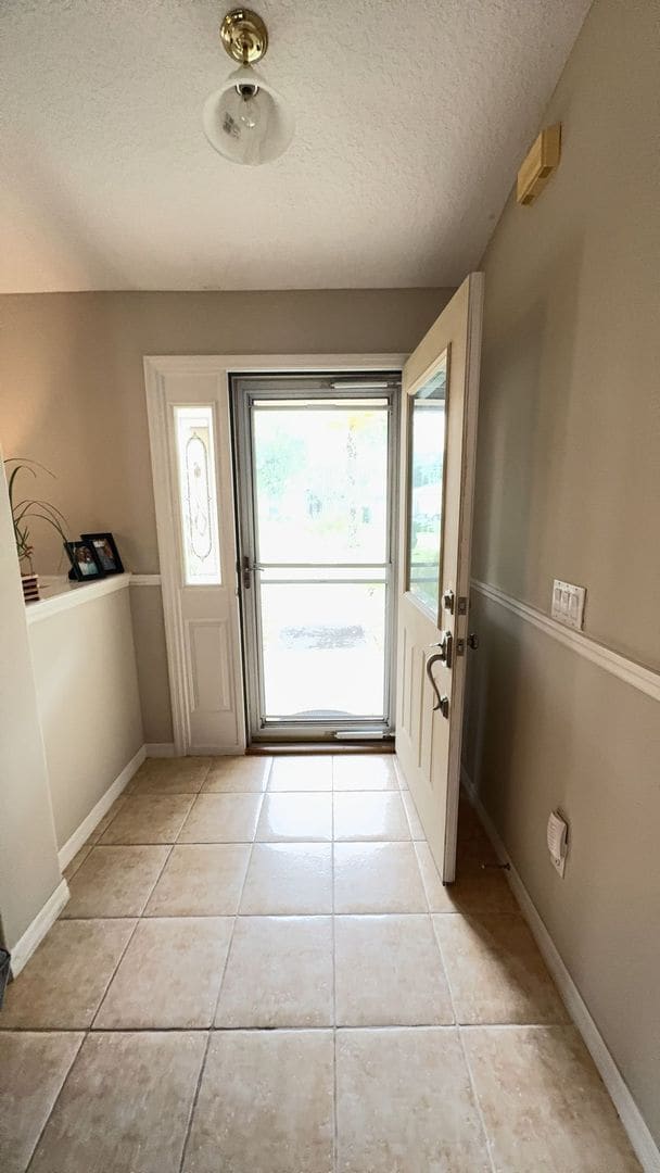 Building Photo - Beautiful 3-Bedroom, 2 bath Home with Screened Porch & Lawn CAre Included