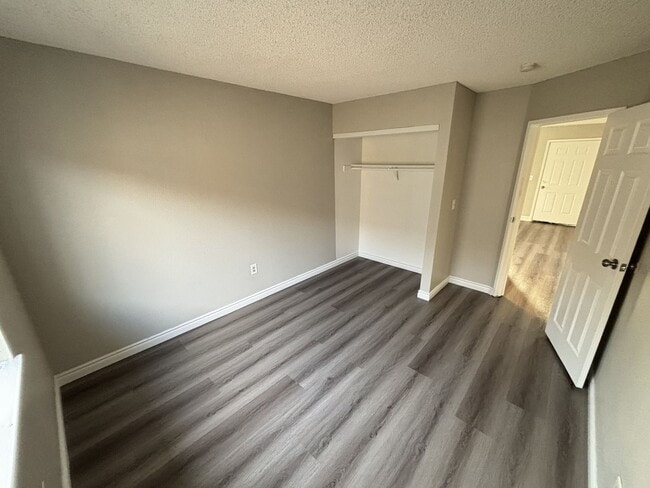 Building Photo - 3431 E Cheyenne Ave