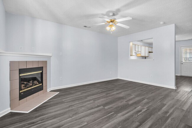 Building Photo - 2 Bed 2.5 Bath Townhome