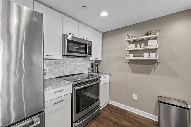 Building Photo - 300 S Duval St