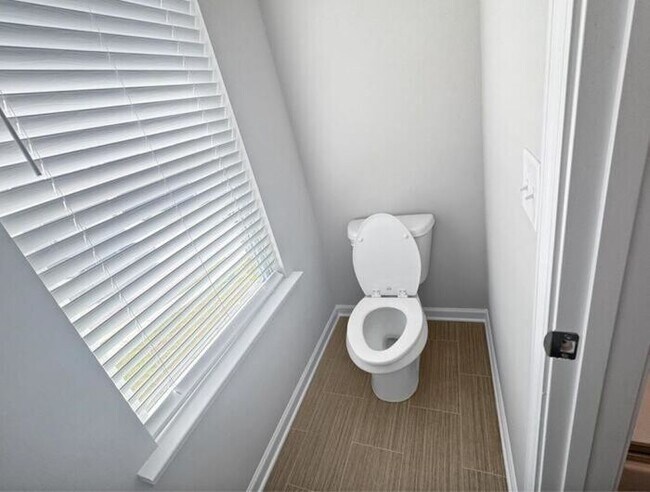 Building Photo - House - 3 beds, 3 baths,