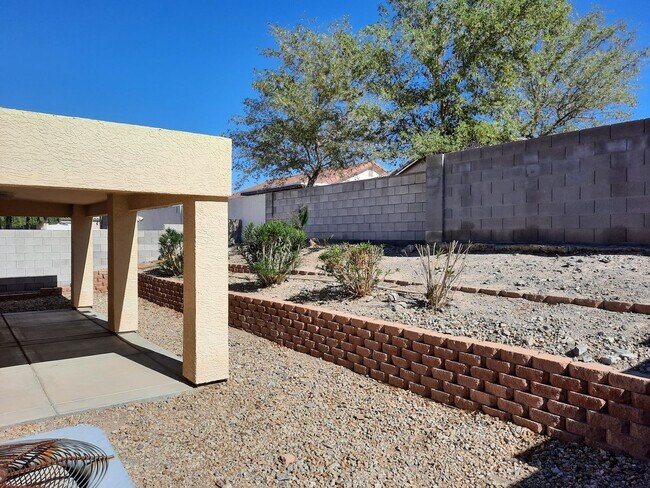 Building Photo - 4 bedroom/2 bath Home available in Bullhead City in Desirable El Camino Village.