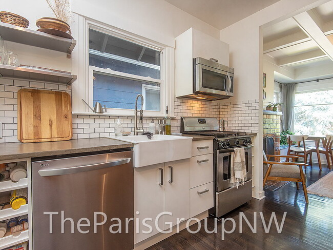 Building Photo - Remarkably Remodeled Queen Anne Home w/Air Conditioning!