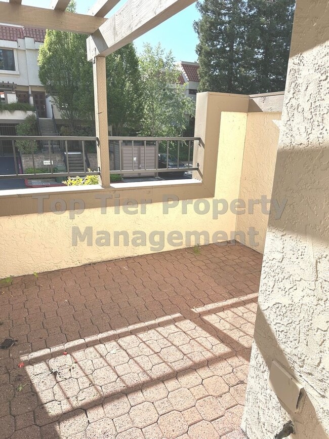 Building Photo - Very nice 2 bed, 2.5 bath, 1,178 sqft Walnut Creek Townhouse in desirable Main Chance Estates Dev...