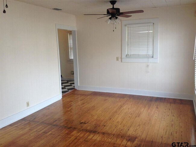 Building Photo - 632 Nacogdoches St