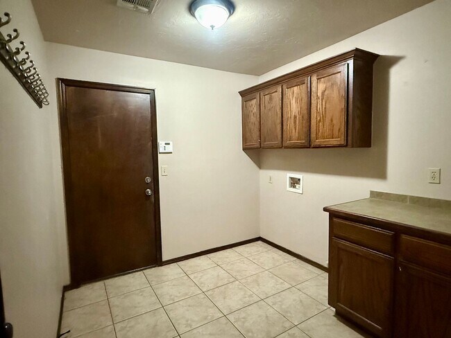 Building Photo - Beautiful 4 Bed 3 Bath Home with Great Loc...