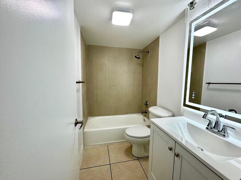 Building Photo - 7501 E Treasure Dr