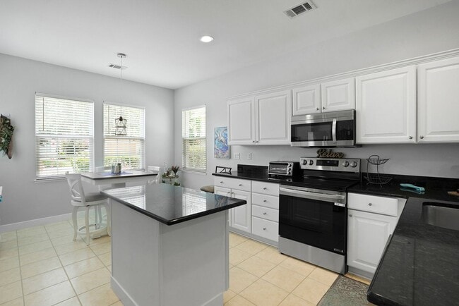 Building Photo - 211 Hampton Cir