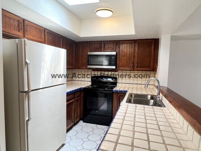 Building Photo - Charming 3-Bedroom, 2-Bath Townhome Near t...