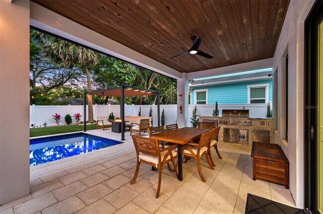 Building Photo - 902 W Plymouth St