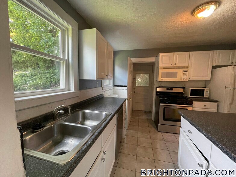 Building Photo - 86 Colborne Rd