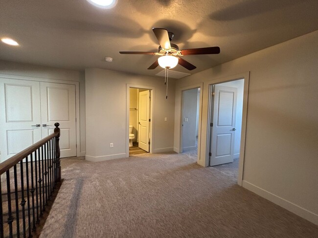 Building Photo - SPACIOUS TOWNHOME FOR RENT!