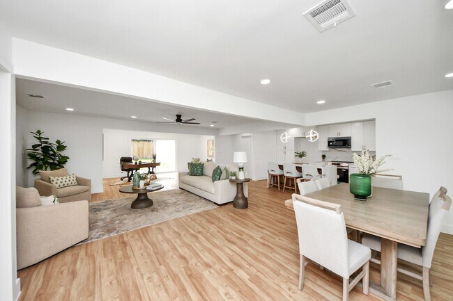 Building Photo - 6249 Locke Ln