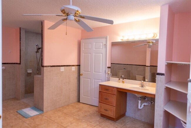 Building Photo - 315 Lazy Acres Ln