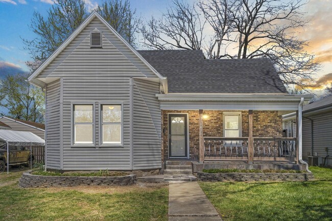 Building Photo - REMODELED 3 Bed | 1 bath | FENCED IN YARD ...