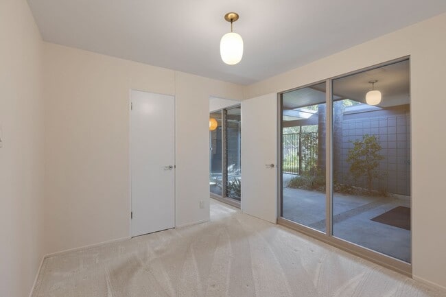 Building Photo - Stunning Mid-Century Modern 4 BR 3 BA with Bonus Room and Office