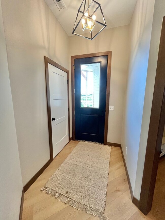 Building Photo - 5 Bed/2.5 Bath Twinhome For Rent!