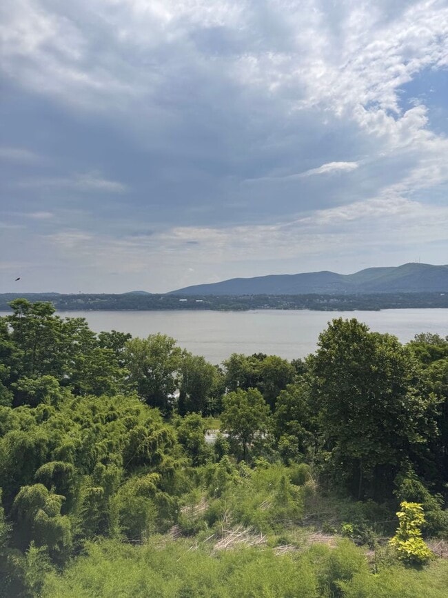 Building Photo - 4 Bedroom 2 Bathroom House with Stunning Hudson River Views