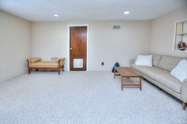 Building Photo - 620 Knapps Hwy