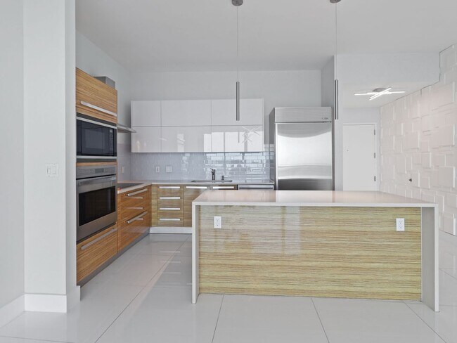 Building Photo - 2020 N Bayshore Dr