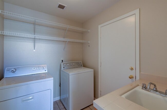 Building Photo - 5149 W Celeste Ave