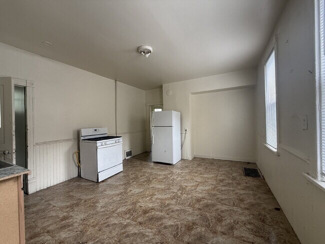 Building Photo - 1 Bedroom, 1 Bath Lower-Front Unit