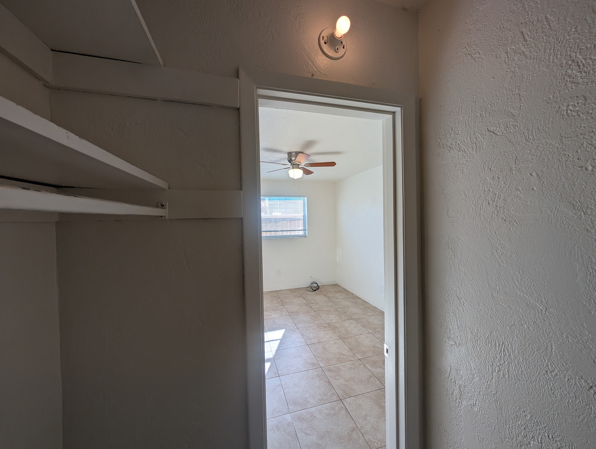 Building Photo - 2597 N Oleander Ave