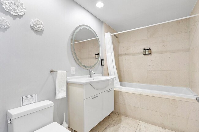 Building Photo - 485 Brickell Ave