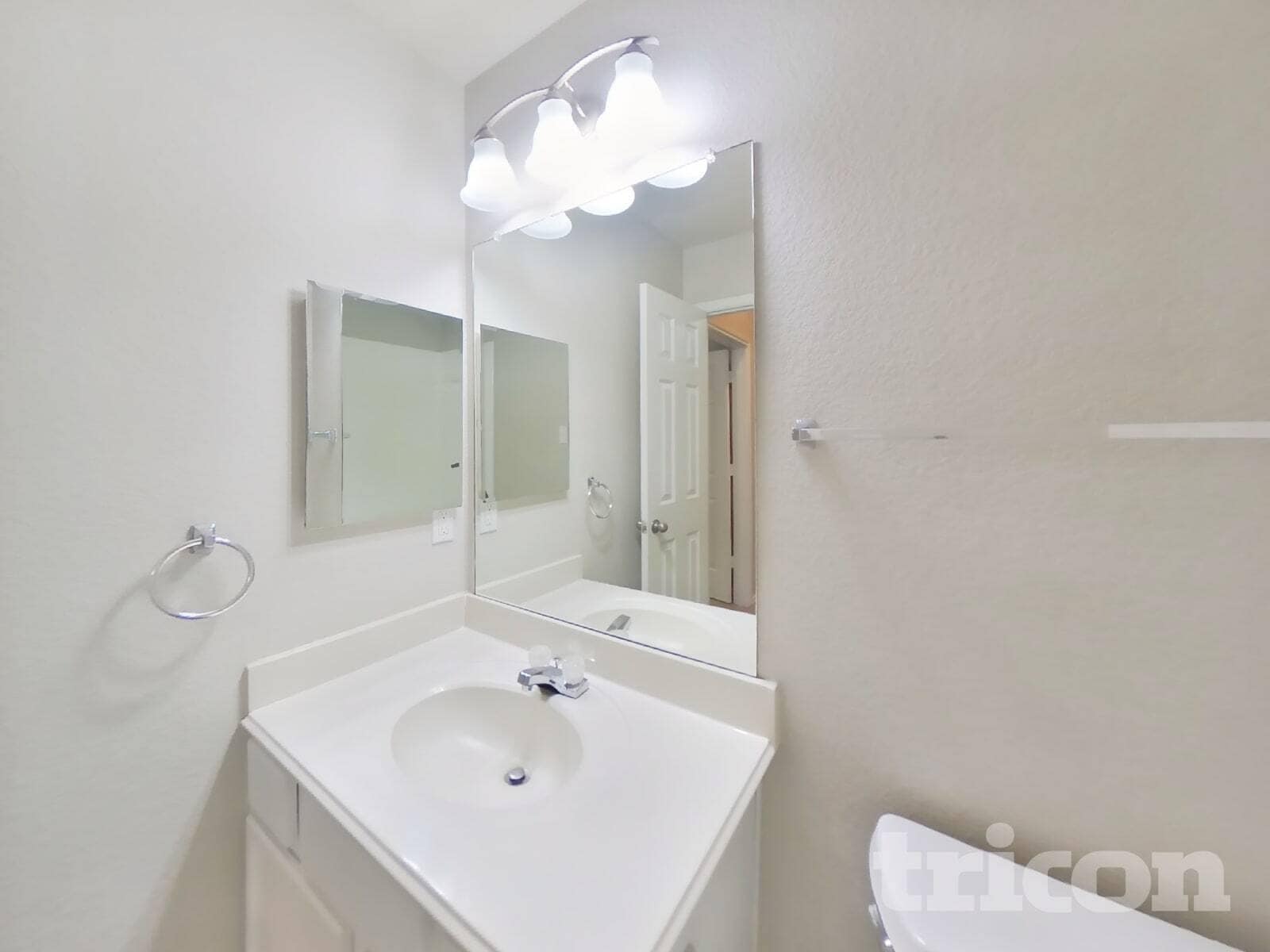 Building Photo - 1915 Pin Oak Ln