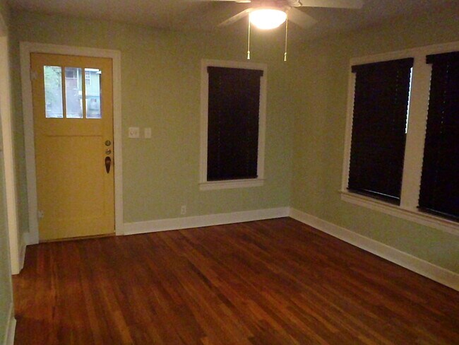 Building Photo - Charming 2/1 House in Hyde Park- Available for August!