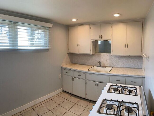 Building Photo - Cozy Basement Apartment - Centrally Located!
