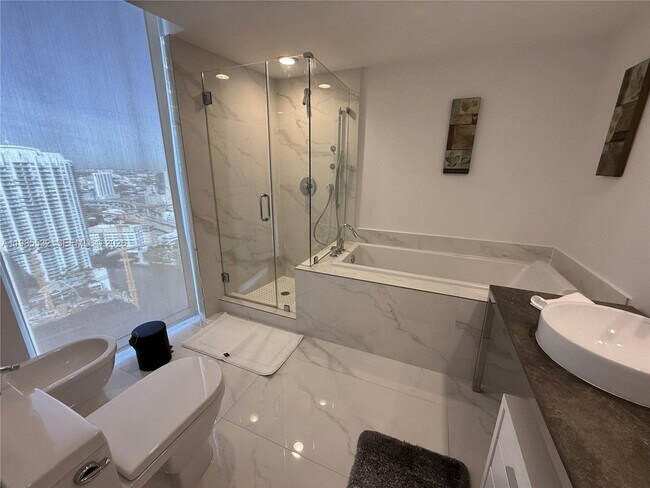 Building Photo - 475 Brickell Ave