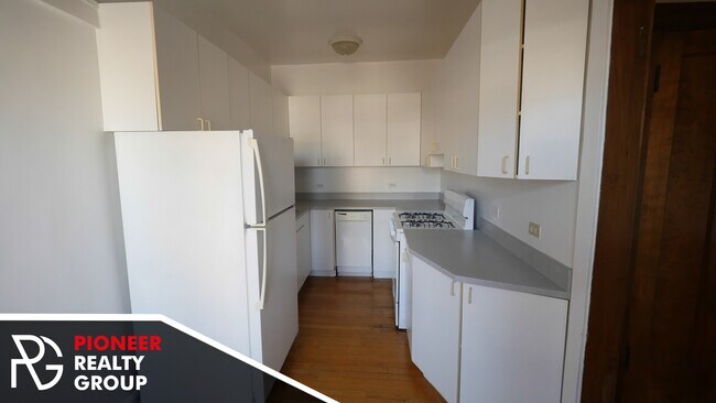 Building Photo - 812 W Waveland Ave