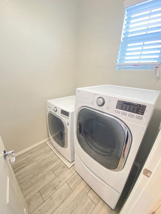 Building Photo - Gorgeous 3Bed/4Bath/2Car, 3-Story Townhome nestled in this beautiful Summerlin West Gated Communi...